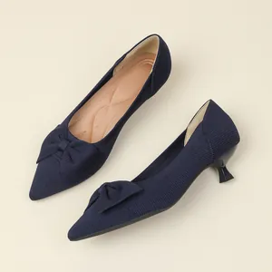 Escarpins élégants en maille bleu marine à bout pointu et talons aiguilles avec nœud