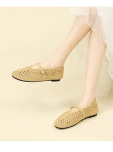 Vue détaillée des chaussures plates Mary Jane en paille tressée beige au design ajouré élégant