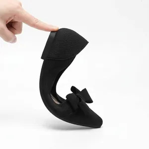 Primo piano della suola flessibile della ballerina nera a punta con fiocco.