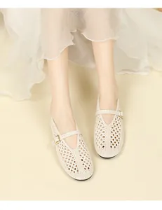 Vue détaillée de ballerines Mary Jane en paille tressée crème avec boucle métal