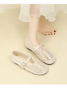 Vue détaillée de chaussures plates Mary Jane tressées beiges avec boucles réglables élégantes