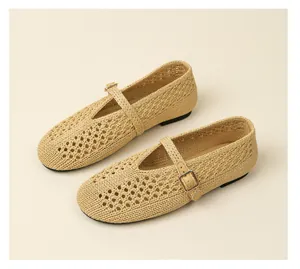 Vue détaillée de chaussures Mary Jane plates en paille tressée beige avec bride