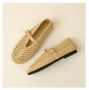 Vue détaillée des ballerines Mary Jane en paille tressée beige style rétro français