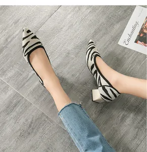 Dettaglio di eleganti décolleté a punta con stampa zebrata e comodo tacco largo.