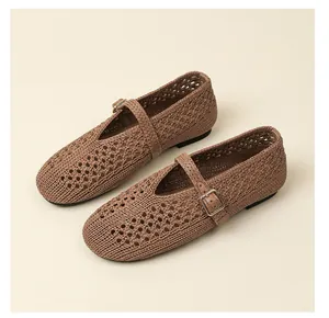 Vue détaillée des chaussures plates Mary Jane tressées marron rétro avec bride