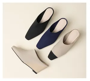 Vue détaillée de mules en maille pointues noires, bleues et beige avec talons compensés.
