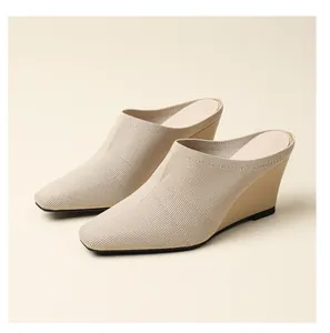 Gros plan de mules à talon compensé en tricot beige avec détails de texture