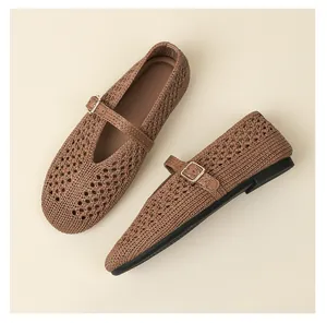 Vue détaillée de chaussures Mary Jane tressées en paille marron avec bride à boucle