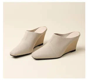 Vue détaillée des mules compensées en tricot beige pour femmes avec design slip-on.
