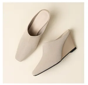 Vue détaillée de mules beiges tricotées pour femmes avec bout pointu et talon compensé