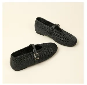 Vue détaillée montrant la texture tressée des ballerines Mary Jane noires avec bride