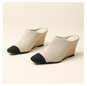 Détail montrant le tissu en maille beige et noir élégant de ces mules compensées