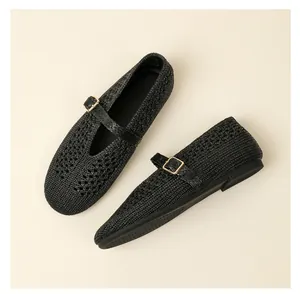 Vue de dessus de ballerines Mary Jane en paille tressée noire avec boucle dorée élégante