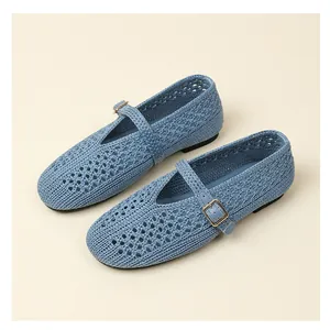 Vue détaillée des chaussures Mary Jane plates tressées bleues avec texture paille rétro.