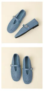 Vue de dessus et profil de ballerines Mary Jane bleues tressées de style vintage