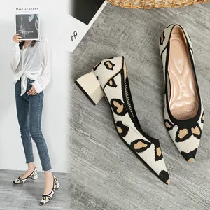 Eleganti décolleté a punta con stampa leopardata, maglia e tacco largo molto comodo