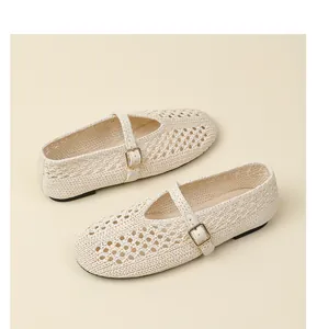 Vue de dessus de ballerines Mary Jane tressées crème style rétro avec boucle