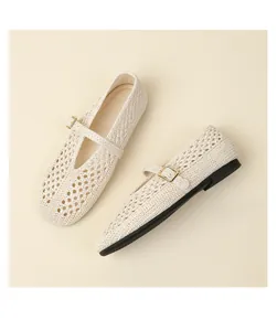 Détail de chaussures Mary Jane plates tressées respirantes crème avec boucle dorée