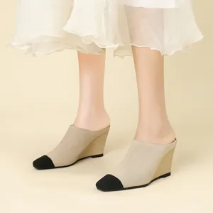 Élégantes mules compensées en tricot beige et noir avec un design très confortable.