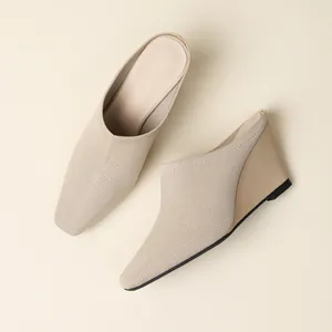 Élégantes mules à talons compensés en tricot abricot pour femmes avec bout pointu.