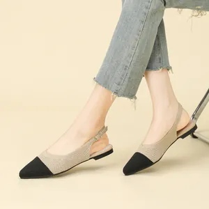 Comodi sandali bassi slingback bicolore con punta a punta in tessuto fly-knit per donna