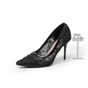 Detalle de los elegantes zapatos de tacón de 9 cm en encaje negro con puntera fina