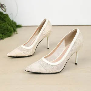 Vista detallada del elegante bordado de encaje beige en estos tacones de aguja