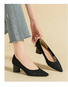 Detaillierte Makroansicht schwarzer Pumps mit Blockabsatz und eingestricktem Sternmuster