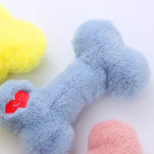 Morbido giocattolo colorato a forma di osso in peluche per cani con cuore rosso