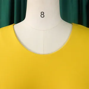 Detaillierte Nahaufnahme eines leuchtend gelben Rundhalsausschnitts an einem Bleistiftkleid.