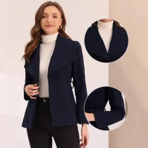 Detaillierte Nahaufnahme einer dunkelblauen Reversjacke mit Kragen- und Ärmelverarbeitung