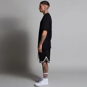 Profilo laterale che mostra la vestibilità comoda e l'orlo a righe degli shorts in mesh