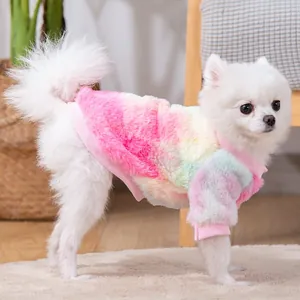 Maglione in pile colorato tie-dye per cani di piccola taglia indossato da un volpino