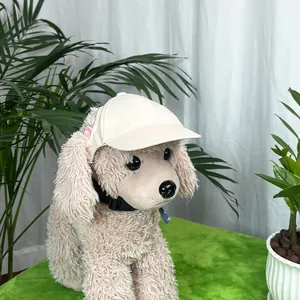 Detaillierte Ansicht der verstellbaren cremefarbenen Hunde-Baseballkappe für kleine Hunde.