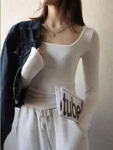 Détail d'un t-shirt à manches longues en maille côtelée blanche et col carré