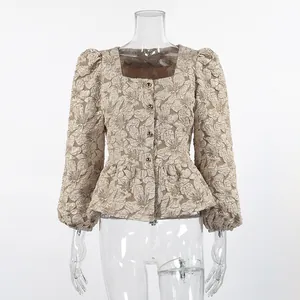 Elegante camicetta jacquard francese beige con scollo quadrato e maniche a sbuffo su manichino