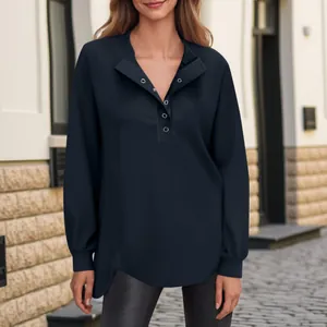Marineblauw dames sweatshirt met lange mouwen en stijlvolle knoopsluiting aan de kraag.