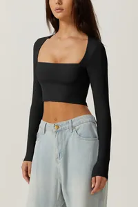 Détail d'un haut court noir à manches longues et col carré pour femme, coupe ajustée
