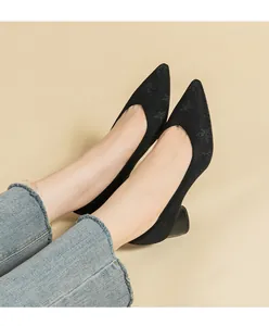 Detailansicht schwarzer Strick-Pumps mit spitzer Zehenpartie, Blockabsatz und Sternmuster.