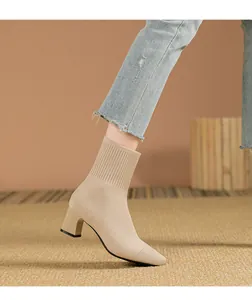 Primer plano de la textura de punto beige en botines calcetín con punta cuadrada para mujer