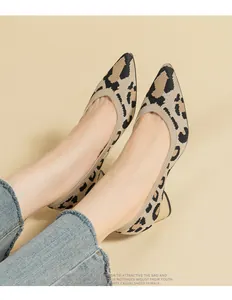 Nahaufnahme von Pumps mit Leopardenmuster, spitzer Zehenpartie und 5cm Absatz