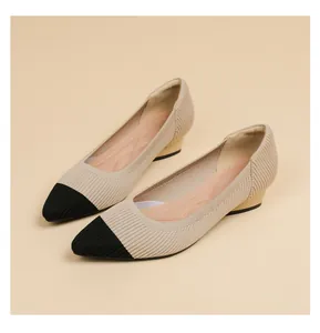 Dettaglio di scarpe a punta in maglia traspirante beige con punta a contrasto nera
