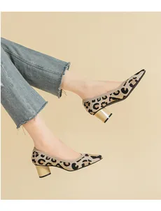 Detailansicht der eleganten Leopardenmuster-Pumps mit 5cm Blockabsatz und Spitze