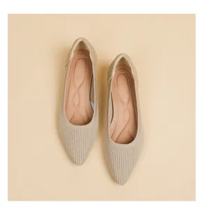 Vista dall'alto di ballerine a punta in maglia traspirante in tessuto beige