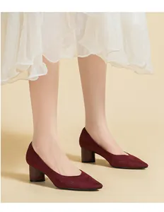 Elegante burgunderrote Pumps mit spitzer Kappe, Blockabsatz und Sternenmuster