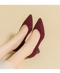 Detailansicht weinroter spitzer Pumps mit Blockabsatz und gestricktem Sternenmuster