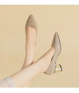 Elegante beige Pumps mit Blockabsatz, spitzer Zehenpartie und Strickmuster-Detail.