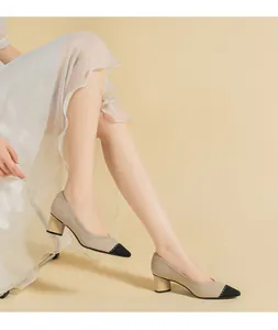 Elegante beige Strick-Pumps mit schwarzer Kappe und 5 cm Blockabsatz an den Füßen.