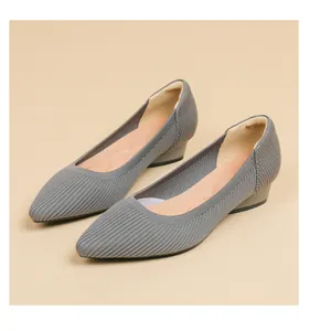 Dettaglio di scarpe décolleté in maglia grigia a punta con trama a coste e tacco basso