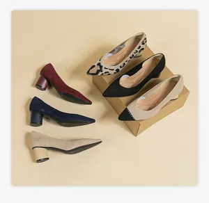 Elegante 5cm Blockabsatz-Pumps mit spitzer Kappe in verschiedenen Farben und Mustern.